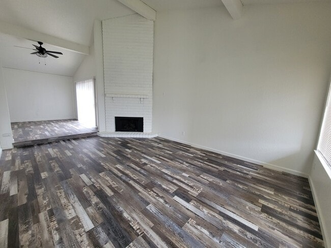 Adorable UPDATED 2bd/2bth duplex in Sacramento! - Adorable UPDATED 2bd/2bth duplex in Sacramento!