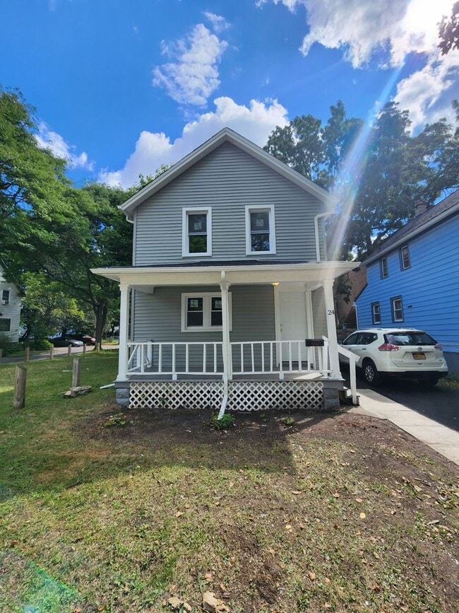 Building Photo - Three Bedroom Single Family Home!