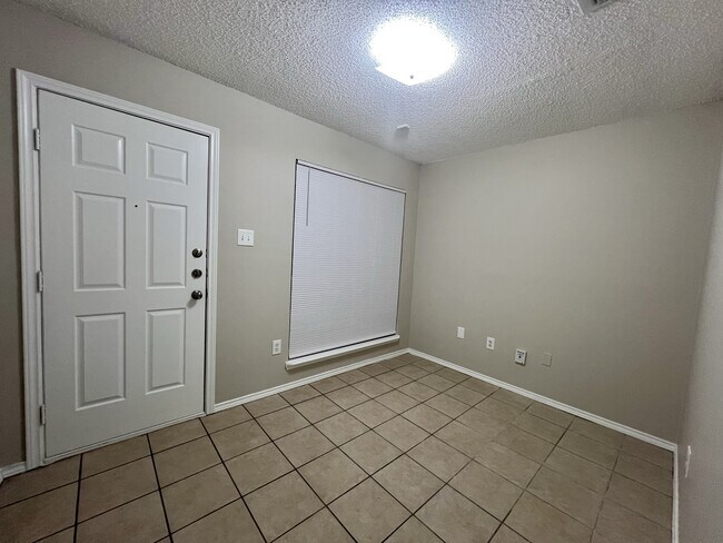 Photo - 6542 88th St