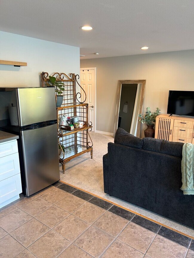 Photo - Studio Apartment , Fully Furnished  , Lake Access, No Washer and Dryer . Four Floors Down walk wa...