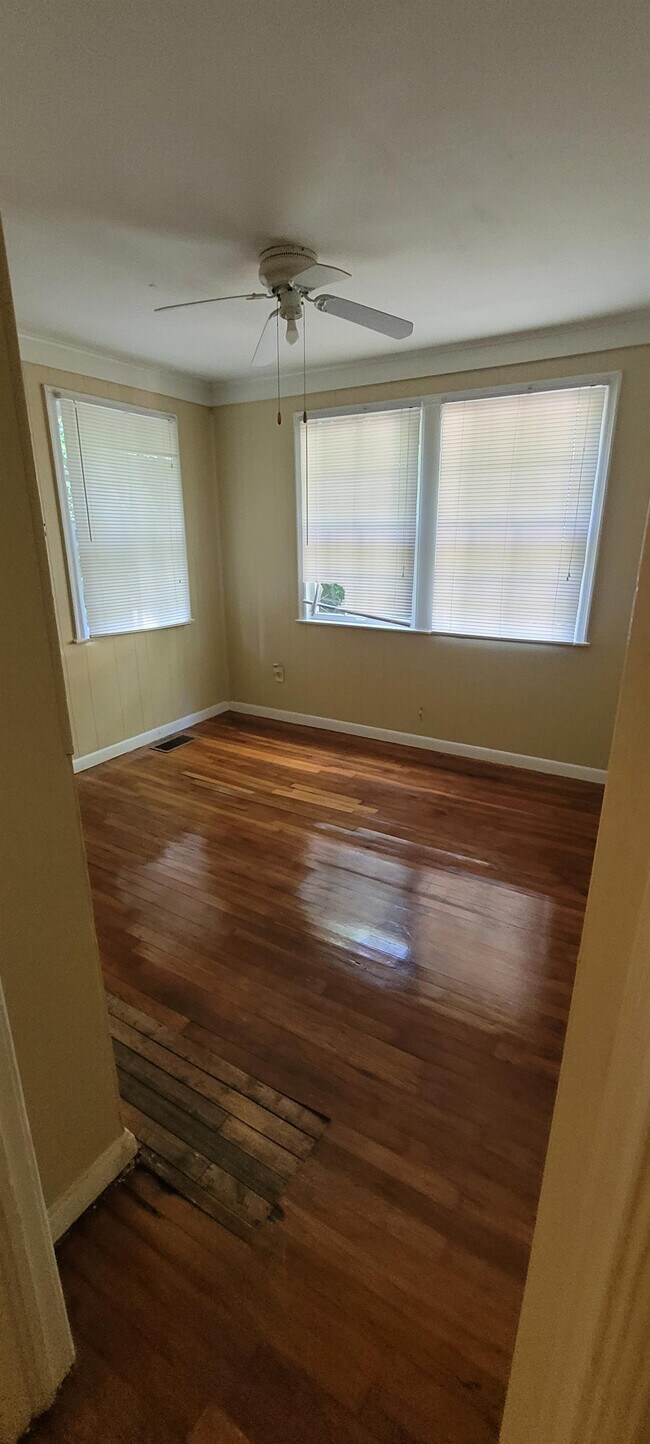 Photo - 421 E Ridgeway St