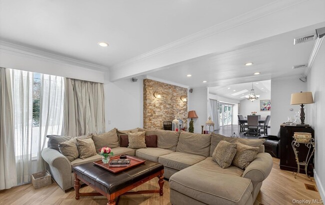 Photo - 11 Juneau Blvd