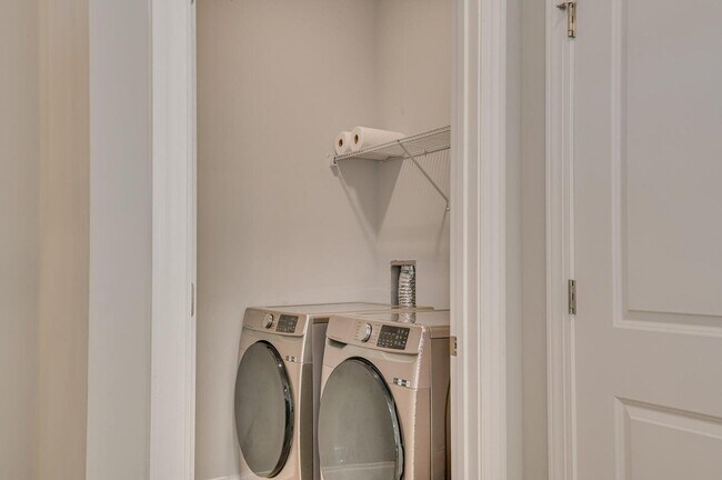 Photo - 596 Vinings Dr