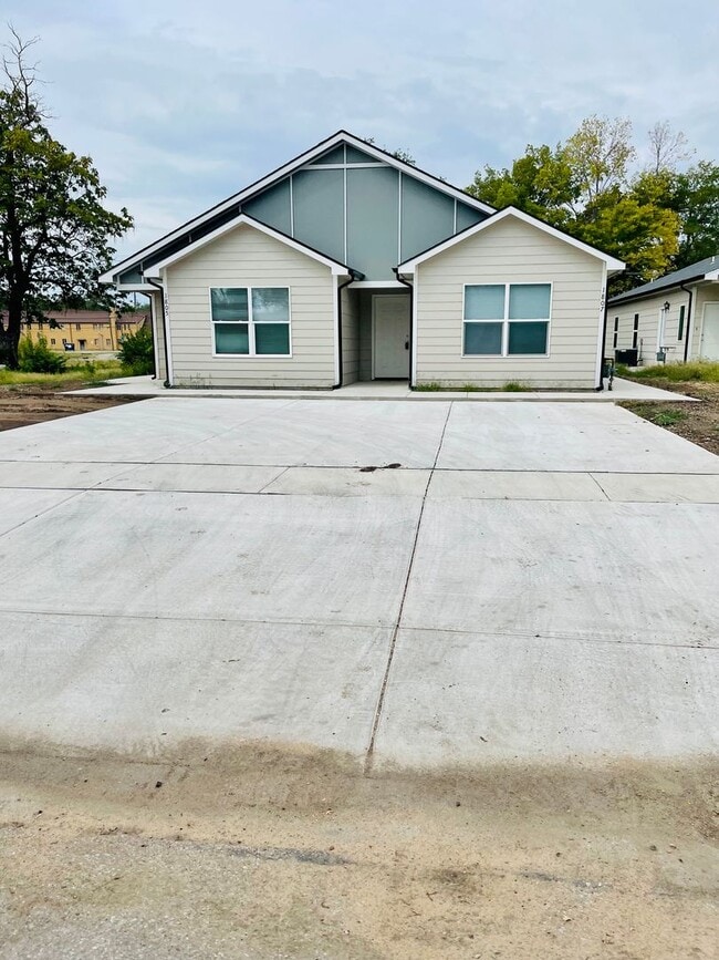 Building Photo - 1520 N Madison Ave