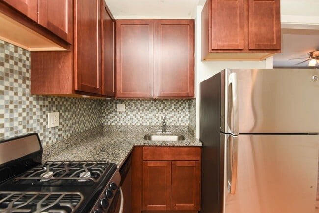 3727 N Pine Grove Ave Unit E4