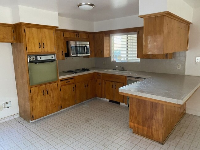 3349 W Tulare Ave