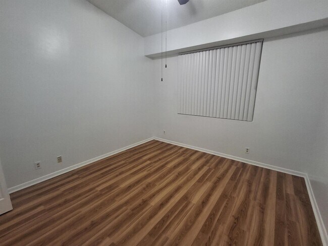 Photo - 721 Lyons Rd Unidad .