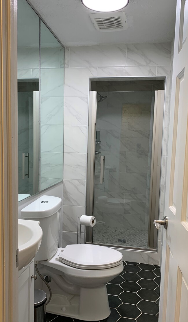Glass shower door w/ tile shower - 1619 Mansfield St Unit #2