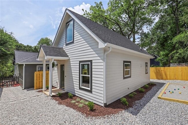 Detached, independent building - 496 Glenwood Plz SE Casa Unidad B