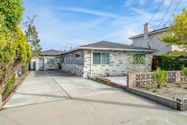 Building Photo - 582 Newton St