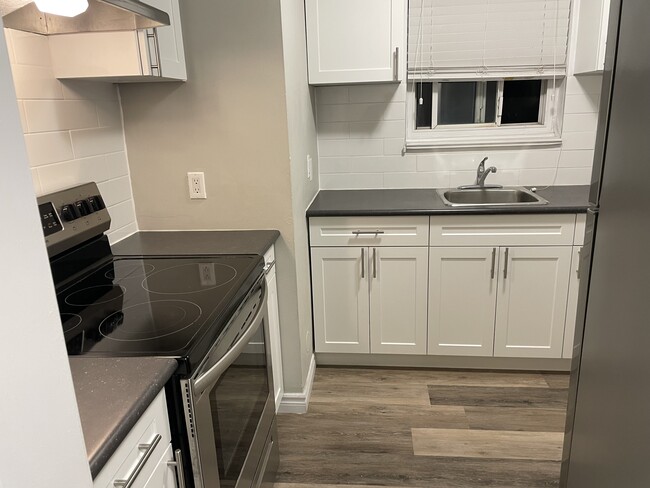 Building Photo - 464 Elizabeth St Unit 4