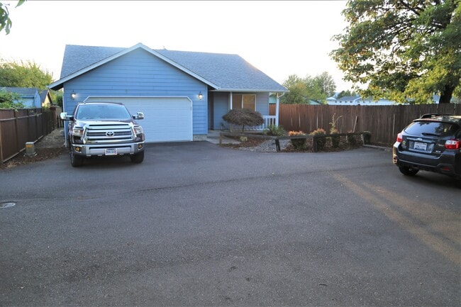 Building Photo - Clean 3 bed 2 bath Large Garage Open Living Area
