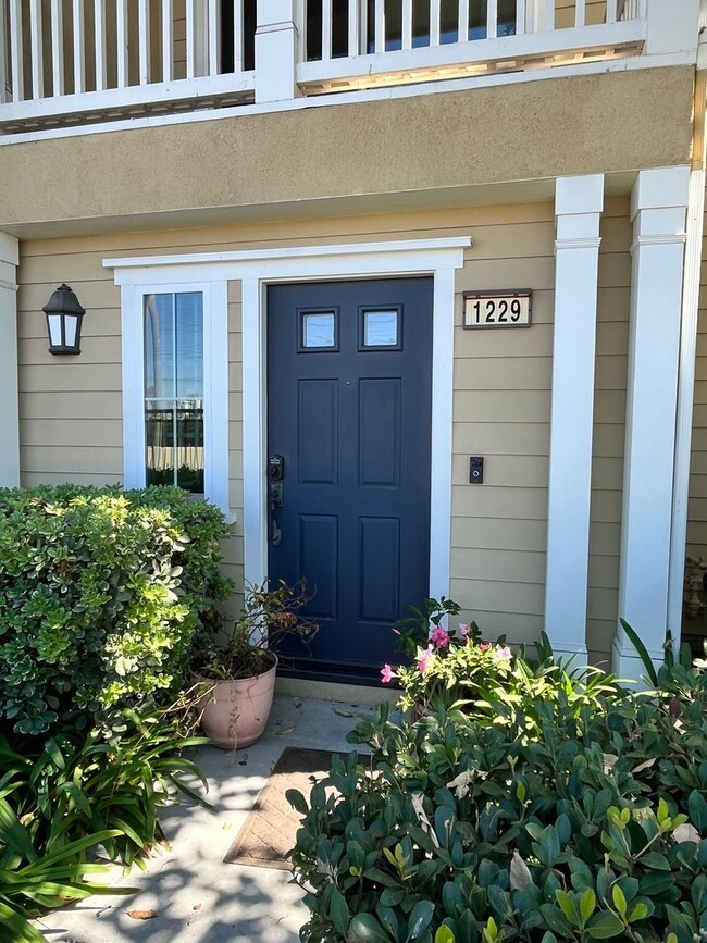 Building Photo - Beautiful Tri-level in Irvine!