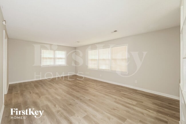 Photo - 8728 Everett St