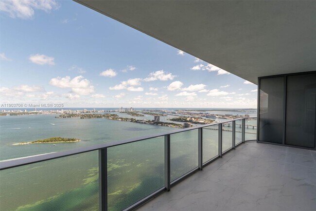 Photo - 700 NE 24th St Unidad 5405