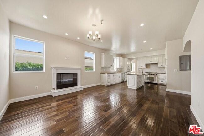 Building Photo - 320 S Swall Dr Unit 3