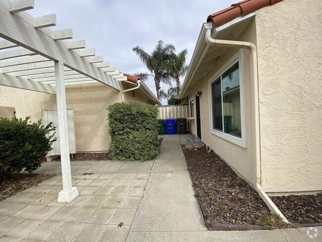 Building Photo - 2+bd/1ba Single Story Duplex Minutes Drive... Rental