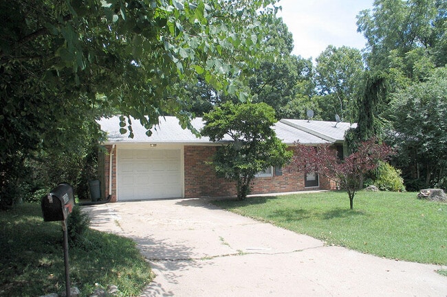 Building Photo - 3006 Lynnwood Dr