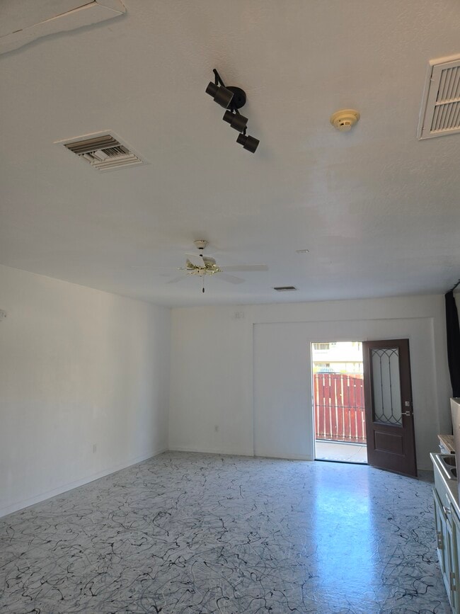 Building Photo - 1410 S 37th St Unit studio