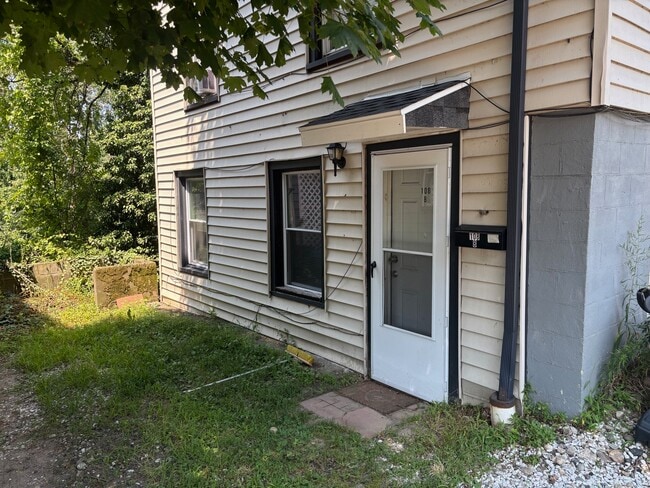 Building Photo - 108 Derby Ave Unit B Rental