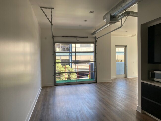 Loft style condo - everything open - 212 Marine St Unidad 304