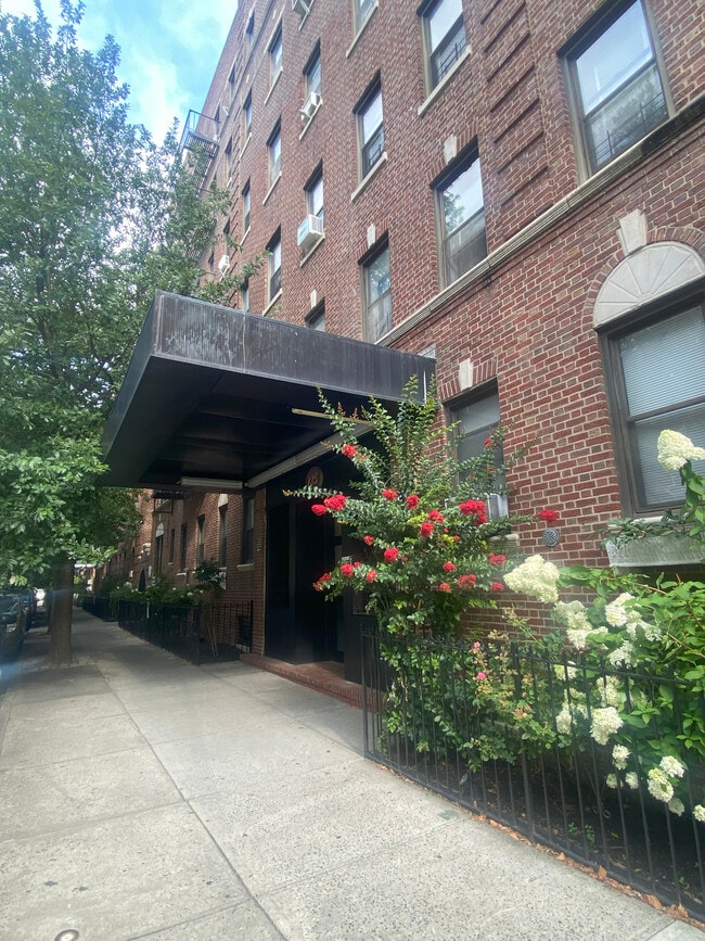 Building Photo - 135 Hawthorne St Unit 2J Rental