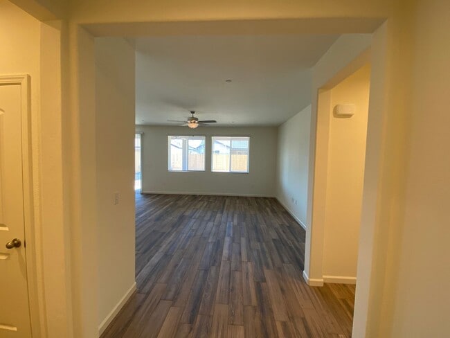 Photo - Gorgeous NEWER home between Tulare and Vis...