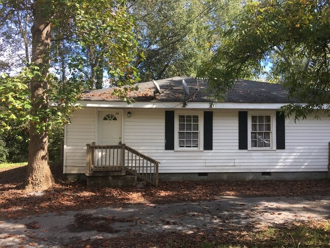 Building Photo - 30/32 Gardner Dr Unit 32 Gardner Dr.