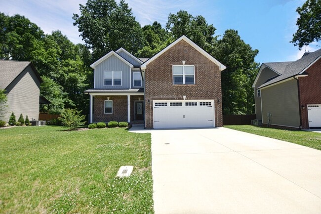 Building Photo - Three Bedroom with Bonus in Sango!
