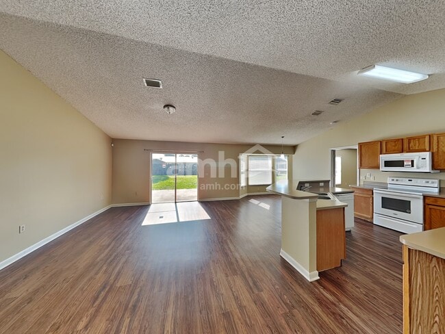 Photo - 215 Aviation Ave NE