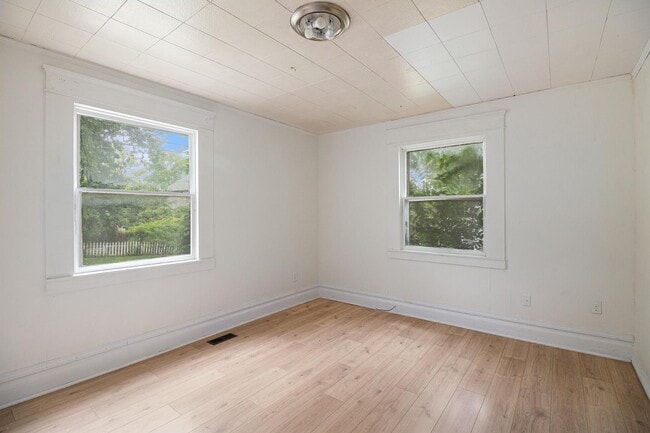 Building Photo - 811 Larned St Rental