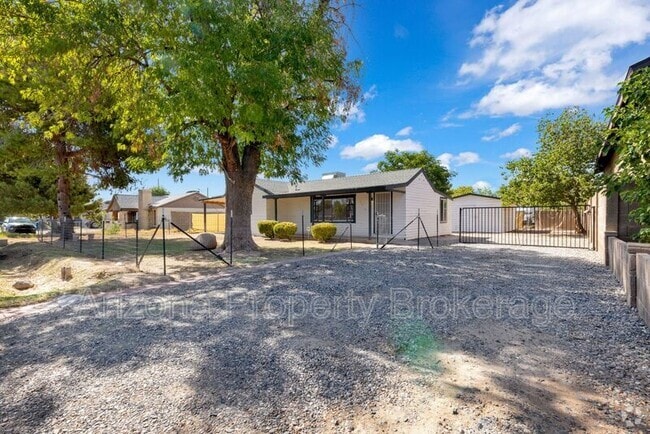 Building Photo - 2335 W Morten Ave Rental