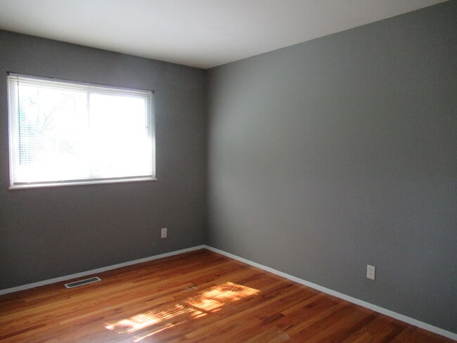 Building Photo - 4863 Vermilion Dr Rental