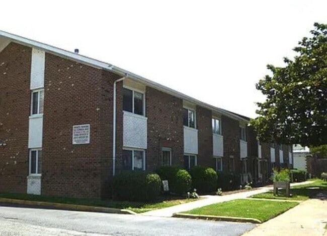 Building Photo - 1063 W 48th St Rental