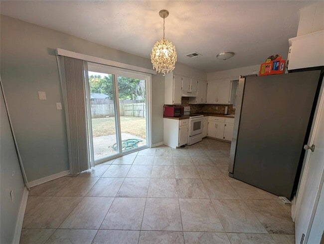 Photo - 1614 Surrey Dr