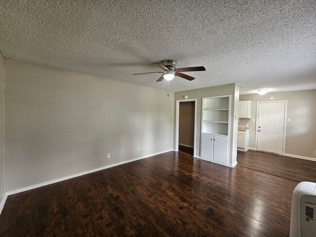 Photo - Charming duplex  established Parkdale Heights area of Dallas.