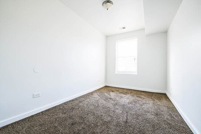 Photo - 7055 S St Lawrence Ave Chicago, IL 60637