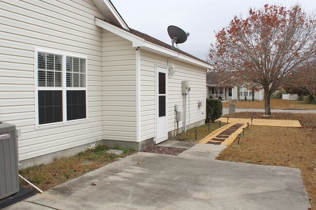 Building Photo - 5005 Medieval Dr