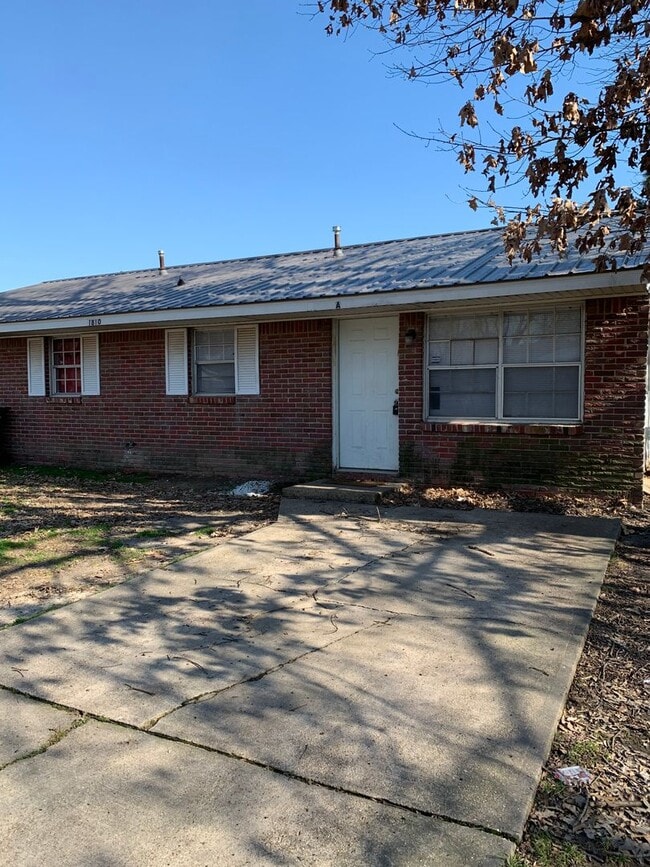 Photo - 1810 Fairlane- 2 Units Unit A