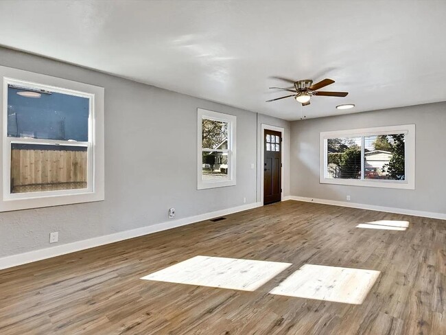 Photo - 367 College St