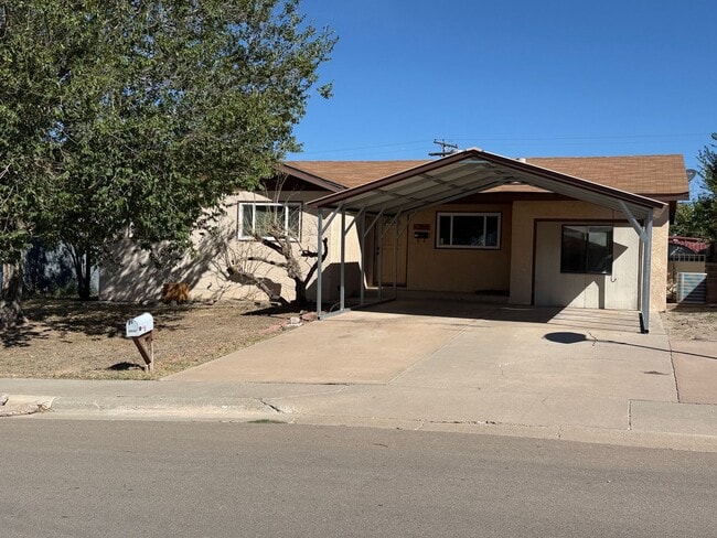 Building Photo - 2101 Aspen Dr