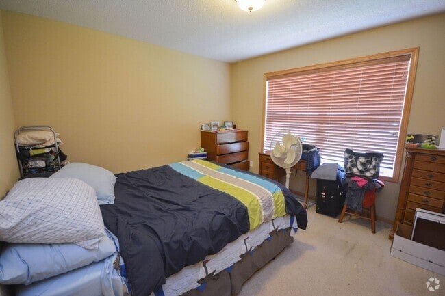 Building Photo - 2br townhouse near many shopping & dining ...
