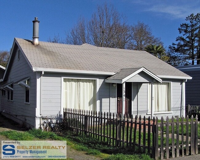Building Photo - Surprisingly roomy 3 bd. bungalow in a con... Rental