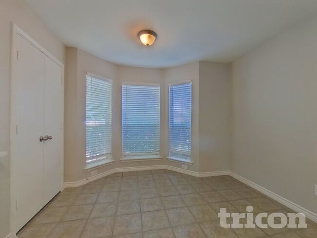 Photo - 233 Amherst Dr