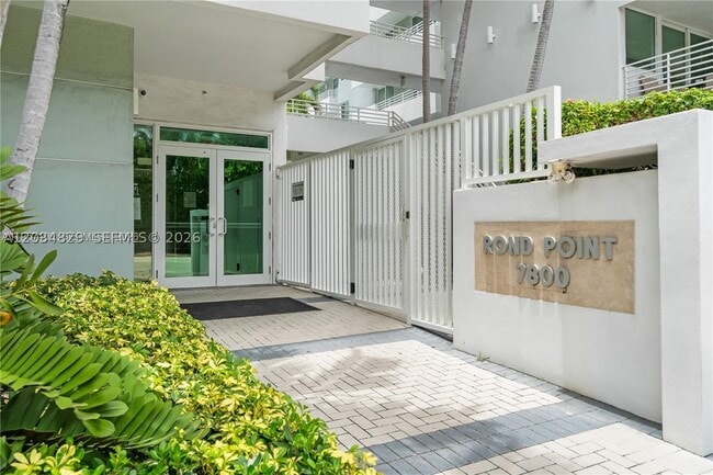 Building Photo - 7800 Collins Ave Unit 508