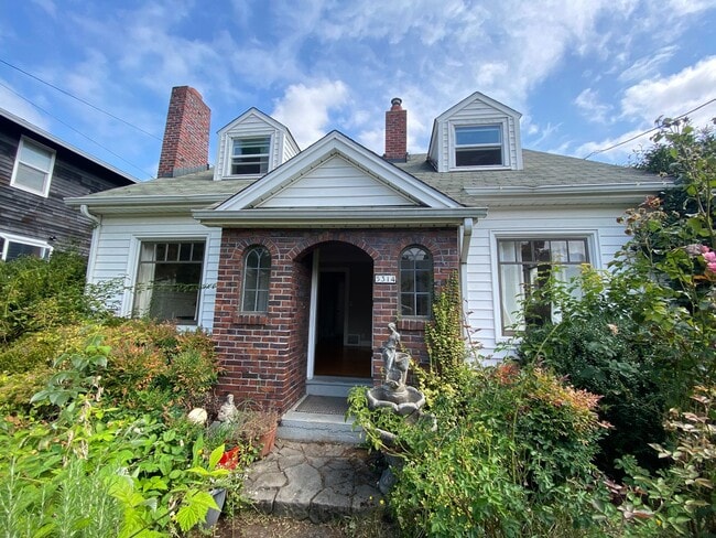 Building Photo - Spacious living in this renovated vintage ... Rental