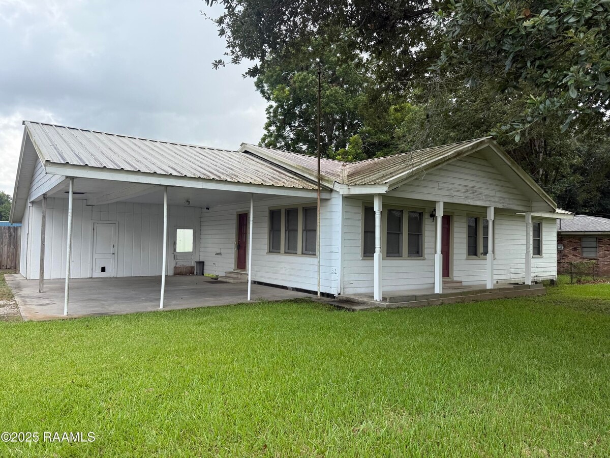 Photo - 129 E Broussard Rd House