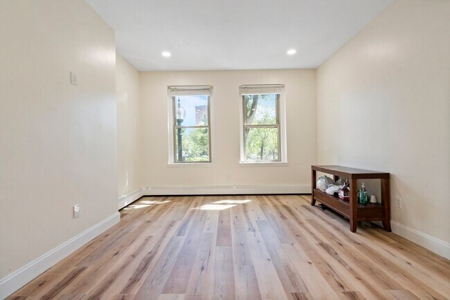 Photo - 122 Union Pk St
