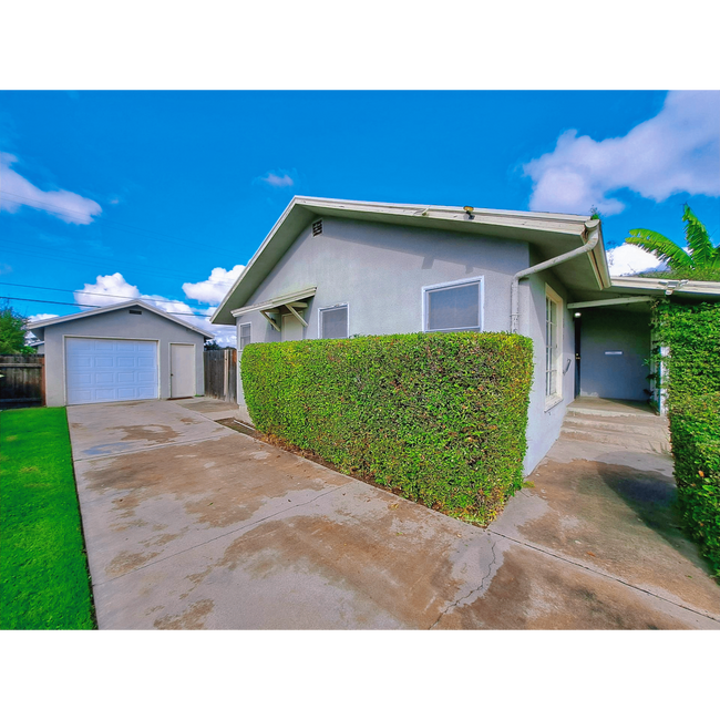 Building Photo - Single-Level 2BR Apartment with Garage in Fresno!