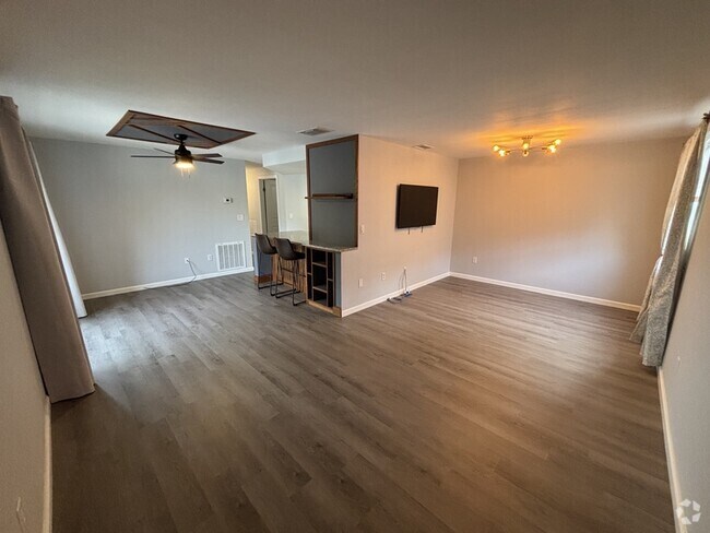 Building Photo - 4022 Beaver Ln Unit 600E Rental